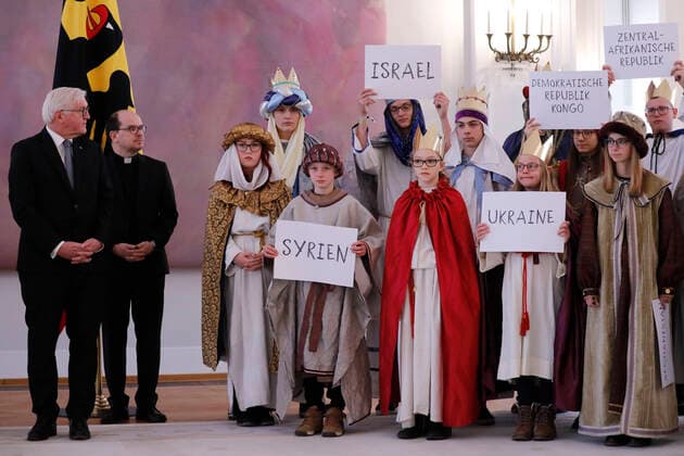 Bilder des Jahres 2020, News 01 Januar News Bilder des Tages Bundespräsident Frank-Walter Steinmeier , Deutschland, Berlin, Schloss Bellevue, Bundespräsident empfängt Sternsinger aus dem Bistum Passau, 06.01.2020