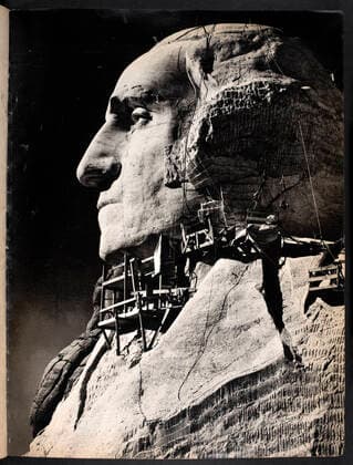 MONT RUSHMORE annees 40 Echaffaudages sur la sculpture du president George Washington au Mont Rushmore. Photographie de 1941, date de la fin de la construction. annees 40. Credit : Collection British Library KHARBINE-TAPABOR.