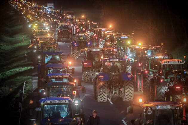 Bilder des Jahres 2020, News 01 Januar News Bilder des Tages DEU, Deutschland, Nordrhein-Westfalen, Telgte, 11.01.2020: Landwirte protestieren im Münsterland, Bauern fahren als Protestaktion in Konvois nach Telgte. Mit rund 1000 Traktoren in fünf Konvois protestieren sie gegen die Agrar-Politik der Bundesregierung. Das Bündnis Land schafft Verbindung will der Bundes-Umweltministerin ein Thesenpapier mit ihren Forderungen übergeben. Die Ministerin ist Gast auf dem Neujahrsempfang der Stadt Telgte.