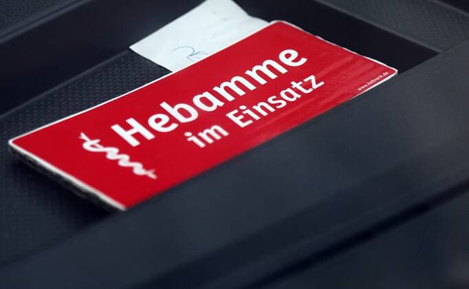Hebamme 13.01.2020 , Erfurt, Schild Hebamme im Einsatz in einem Auto