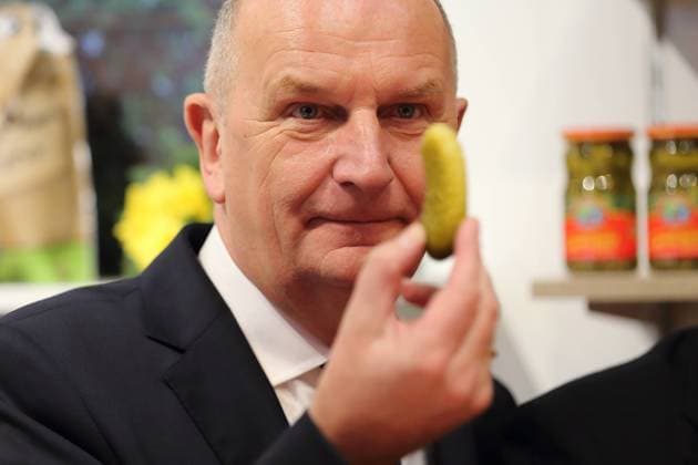 News Themen der Woche KW04 News Bilder des Tages Ministerpräsident Dietmar Woidke (SPD) betrachtet vor deren Verköstigung eine Spreewälder Gurke bei einem Rundgang am Brandenburg-Tag auf der Grünen Woche in Berlin, 20. Januar 2020. Grüne Woche Brandenburg-Tag