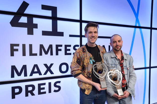 Bilder des Jahres 2020, Entertainment 01 Januar Die Preise beim Filmfestival Max Ophüls werden am Samstag (25.01.2020) im E-Werk in Saarbrücken verliehen. Insgesamt werden 16 Preise ausgelobt, darunter bester Film und beste Schauspieler. Nach der Preisverlehung feiern die Gäste ausgelassen auf der Filmparty. Bester Spielfilm wird Neubau von Johannes Maria Schmit (li.). Gleichzeitig erhält Tucke Royale (re.) für Buch und Schauspiel im Film Neubau den May Ophüls Preis für den gesellschaftlich relevanten Film 2020