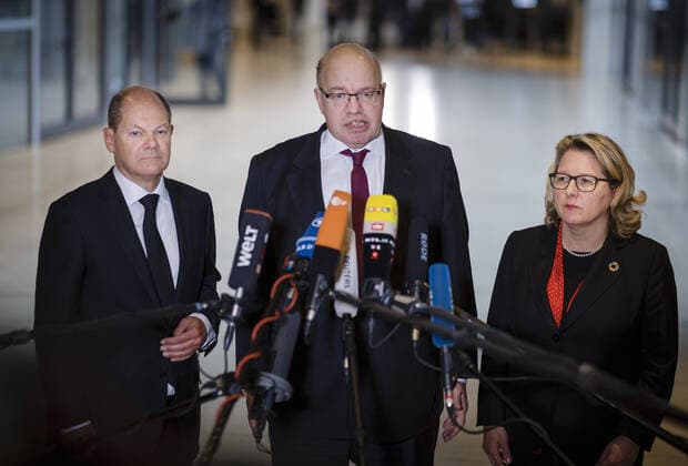 Bilder des Jahres 2020, News 01 Januar News Themen der Woche KW05 Bundesfinanzminister Olaf Scholz, SPD, Bundeswirtschaftsminister Peter Altmaier, CDU, und Bundesumweltministerin Svenja Schulze, SPD, geben gemeinsam ein Pressestatement, anlaesslich des Kohleausstiegsgesetzes im Deutschen Bundestag in Berlin. 29.01.2020. Berlin Deutschland