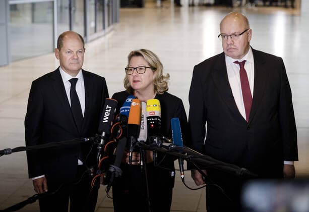 Bundesfinanzminister Olaf Scholz, SPD, Bundeswirtschaftsminister Peter Altmaier, CDU, und Bundesumweltministerin Svenja Schulze, SPD, geben gemeinsam ein Pressestatement, anlaesslich des Kohleausstiegsgesetzes im Deutschen Bundestag in Berlin. 29.01.2020. Berlin Deutschland