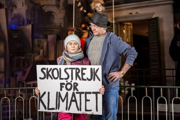 Bilder des Jahres 2020, News 01 Januar News Themen der Woche KW05 News Bilder des Tages Das Panoptikum an der Reeperbahn in St. Pauli (Hamburg) enthuellte am Dienstag(29.01.2020) die schwedische Klimaaktivistin Greta Thunberg als Wachsfigur. (Foto: Bildhauer Gottfried Krueger (Krüger) neben der Wachsfigur die er modellierte) Eine Besonderheit ist, dass sie die erste Wachsfigur im Panoptikum sein wird, die je nach Jahreszeit verschiedene Kleidung tragen soll. Derzeit ist es eine waermende Ski-Hose mit Wollmuetze und dickem Schal. (Siehe epd-Meldung vom 29.01.2020) Greta Thunberg in Wachs auf der Reeperbahn