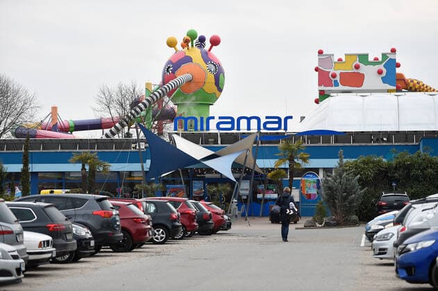 Erlebnisbad, 10 jährige sexuell belästigt. 02.03.2018 Weinheim Erlebnisbad Miramar : Eine 10 jährige wurde hier vor kurzem im Aussenbecken sexuell belästigt. Im Bild: Aussenansicht, Gebäude Weinheim Weinheim Baden-Württemberg Germany