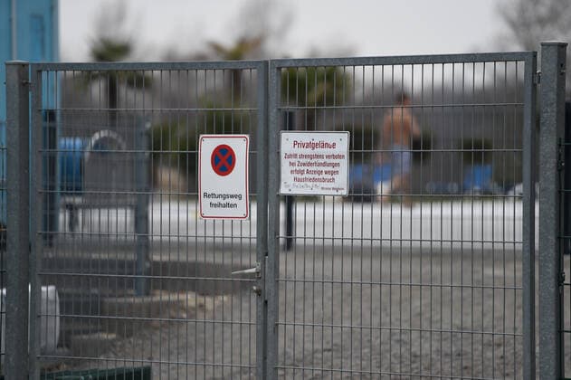 Erlebnisbad Miramar 02.03.2018 Weinheim x1x Erlebnisbad Miramar: Eine 10 jährige wurde hier vor kurzem im Aussenbecken sexuell belästigt. Im Bild: Zaun vor einem Aussenbecken. Weinheim Weinheim Baden-Württemberg Germany