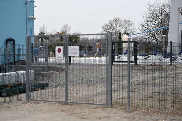 Erlebnisbad Miramar 02.03.2018 Weinheim x1x Erlebnisbad Miramar: Eine 10 jährige wurde hier vor kurzem im Aussenbecken sexuell belästigt. Im Bild: Zaun vor einem Aussenbecken. Weinheim Weinheim Baden-Württemberg Germany