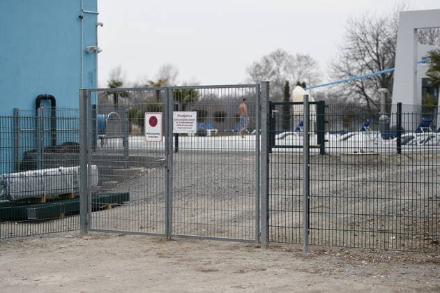 Erlebnisbad Miramar 02.03.2018 Weinheim x1x Erlebnisbad Miramar: Eine 10 jährige wurde hier vor kurzem im Aussenbecken sexuell belästigt. Im Bild: Zaun vor einem Aussenbecken. Weinheim Weinheim Baden-Württemberg Germany
