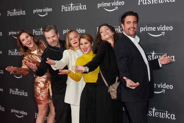 Bilder des Jahres 2020, Entertainment 01 Januar Entertainment Themen der Woche KW05 Entertainment Bilder des Tages Bettina Lamprecht, Matthias Matschke, Sonsee Neu, Christina do Rego, Sabine Vitua und Bastian Pastewka - Premiere der zehnten und finalen Staffel des Amazon Originals PASTEWKA im Zoo Palast Berlin am 30.01.2020. Premiere Pastewka
