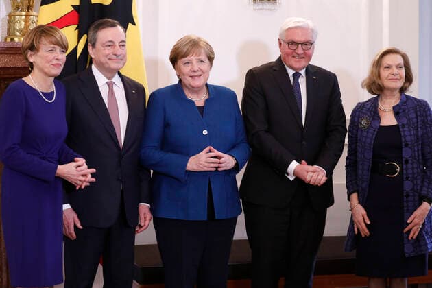 Bilder des Jahres 2020, News 01 Januar News Themen der Woche KW05 News Bilder des Tages Elke Büdenbender, Ehefrau von Frank-Walter Steinmeier, Mario Draghi, ehemaliger Präsident der Europäischen Zentralbank, Bundeskanzlerin Angela Merkel, Bundespräsident Frank-Walter Steinmeier, Maria Serenella, Ehefrau von Mario Draghi, Deutschland, Berlin, Schloss Bellevue, Ansprache BPr Steinmeier und Verleihung des Verdienstordens der Bundesrepublik Deutschland an Mario Draghi, 31.01.2020