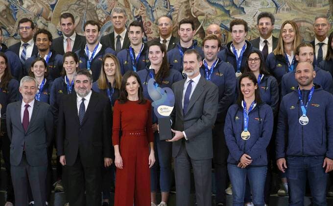 Spain s King Felipe VI (C-R) and Queen Letizia (C-L) pose for a family photo with Spanish Water-polo National Teams during an audience held at La Zarzuela Palace, in Madrid, Spain, 31 January 2020. Women s Spanish Water-Polo National Team won the lastest European Championship, held in Budapest, and Men s team finished in second position. Spain s royal couple meets with Men s and Women s Water-polo National Teams !ACHTUNG: NUR REDAKTIONELLE NUTZUNG! Copyright: xPacoxCamposx GRAF2074 20200131-637160796892001973