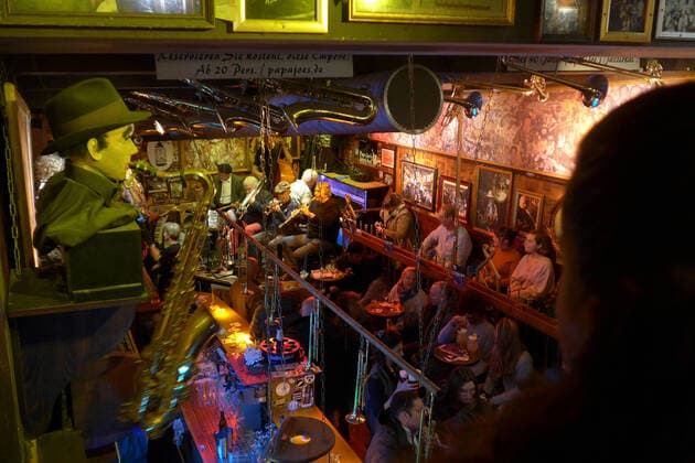 Papa Joe s Jazzlokal in der Kölner Altstadt, das nach eigener Darstellung älteste Jazzlokal Deutschlands. Jeden Abend finden Livekonzerte statt; hier der Auftritt der Red Beans Ragtime Band mit New-Orleans-Jazz.