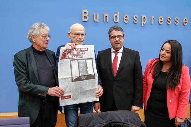 2020 Bilder des Jahres, News 02 Februar News Themen der Woche KW06 News Bilder des Tages 06.02.2020, Berlin, Deutschland - Pressekonferenz: Appell zur Freilassung von Julian Assange aus britischer Auslieferungshaft. Foto: v.l. Gerhart Baum, FDP, Bundesminister a. D., Guenter Wallraff, Investigativjournalist, Sigmar Gabriel, SPD, Bundesminister a. D. und Sevim Dagdelen, MdB, DIE LINKE.