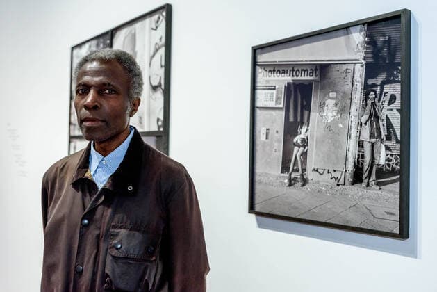 2020 Bilder des Jahres, Entertainment 02 Februar Entertainment Themen der Woche KW06 Entertainment Bilder des Tages Fotograf Akinbode Akinbiyi bei der Fotoausstellung Six Songs, Swirling Gracefully in the Taut Air mit Schwarz-Weiß-Fotografien des in Berlin lebenden nigerianischen Fotografen Akinbode Akinbiyi im Berliner Gropius Bau. Photographer Akinbode Akinbiyi at the photo exhibition Six Songs, Swirling Gracefully in the Taut Air with black and white photographs by the Nigerian photographer Akinbode Akinbiyi, who lives in Berlin, in the Berlin Gropius Bau. snapshot-photography F.Boillot