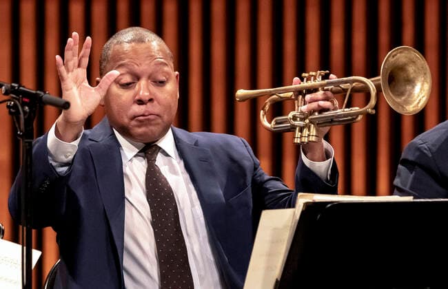 Entertainment Bilder des Tages Vinterjazz 2020. Jazz at Lincoln Center Orchestra with Wynton Marsalis paa scenen i DR koncertsalen i Koebenhavn mandag den 10. februar 2020. Trompetisten Wynton Marsalis er administrerende og kunstnerisk leder af Jazz at Lincoln Center og anerkendt trompetist, bandleder og komponist. Vinterjazz festivalen fejrer sin 20. udgave med det stoerste og mest progressive program til dato - den 6.-29. februar i hele landet. , Copenhagen Copyright: TorbenxChristensen TorbenxChristensenx COP200 spdk20200211-005909-L