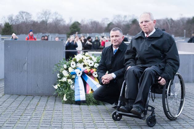 2020 Bilder des Jahres, News 02 Februar News Themen der Woche KW07 News Bilder des Tages Berlin, Schäuble und Israels Parlamentspräsident Edelstein legen Kranz am Mahnmal für die ermordeten Juden Europas nieder Deutschland, Berlin - 12.02.2020: Im Bild sind Bundestagspräsident Wolfgang Schäuble und der Präsident der Knesset des Staates Israel Yuli Yoel Edelstein zu sehen. Berlin Denkmal für die ermordeten Juden Europas Berlin Deutschland