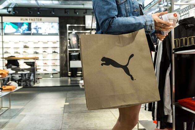 Ein Kunde mit Puma Tüte im Puma Store (Rosenthaler Straße) am 14.05.2018 in Berlin