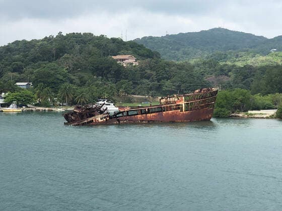Schiffswrack im Hafen Mahogany Bay auf Roatan mit Strandclub und Seilbahn - 01.02.2020: Roatan mit der Costa Luminosa