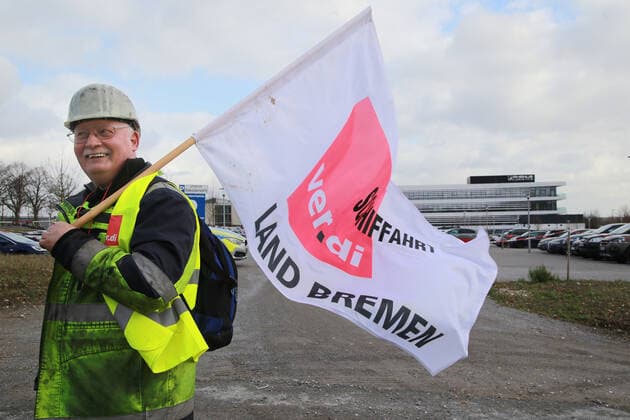 18.02.2020 Holzwickede, Kreis Unna Hafenarbeiter vom Rhenus Weserport Bremen protestieren vor der Rhenus Hauptverwaltung in Holzwickede. (Warnstreik) Direkt vor der Hauptverwaltung demonstrierten immer kleine Delegationen, der Haupttreffpunkt war ein Parkplatz in Sichtweite der Firmengebäude.