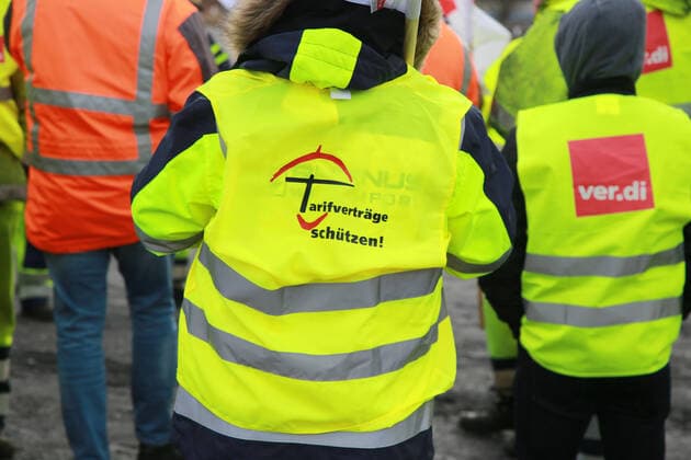 18.02.2020 Holzwickede, Kreis Unna Hafenarbeiter vom Rhenus Weserport Bremen protestieren vor der Rhenus Hauptverwaltung in Holzwickede. (Warnstreik) Direkt vor der Hauptverwaltung demonstrierten immer kleine Delegationen, der Haupttreffpunkt war ein Parkplatz in Sichtweite der Firmengebäude.