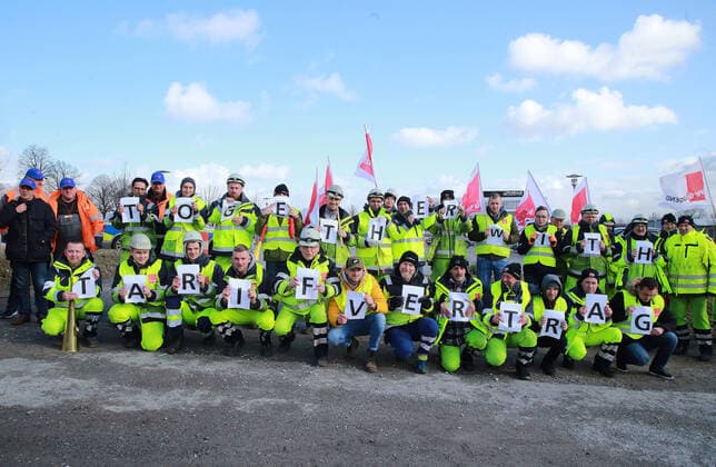 18.02.2020 Holzwickede, Kreis Unna Hafenarbeiter vom Rhenus Weserport Bremen protestieren vor der Rhenus Hauptverwaltung in Holzwickede. (Warnstreik) Direkt vor der Hauptverwaltung demonstrierten immer kleine Delegationen, der Haupttreffpunkt war ein Parkplatz in Sichtweite der Firmengebäude. das Motto der Streikenden lautet: Together with Tarifvertrag