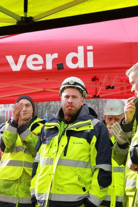18.02.2020 Holzwickede, Kreis Unna Hafenarbeiter vom Rhenus Weserport Bremen protestieren vor der Rhenus Hauptverwaltung in Holzwickede. (Warnstreik) Direkt vor der Hauptverwaltung demonstrierten immer kleine Delegationen, der Haupttreffpunkt war ein Parkplatz in Sichtweite der Firmengebäude. das Motto der Streikenden lautet: Together with Tarifvertrag