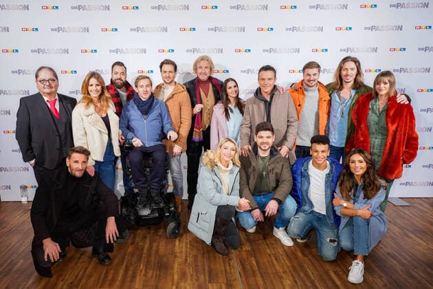 2020 Bilder des Jahres, Entertainment 02 Februar Entertainment Themen der Woche KW08 Entertainment Bilder des Tages Vorstellung am Dienstag (18.02.2020) aller Teilnehmer zum RTL Musik-Live-Event Die Passion in Essen. (Foto Mitte: Thomas Gottschalk) Mit einem Staraufgebot an bekannten Saenger*innen und Schauspieler*innen inszeniert RTL am Mittwoch, 8. April 2020 live (20.15 Uhr), auf dem Burgplatz in Essen die groesste Geschichte aller Zeiten als grosses Musik-Live-Event. Die Passion ist eine moderne und ungewoehnliche Darstellung der letzten Tage im Leben von Jesus Christus - zum Leben erweckt und in die heutige Zeit transportiert mit Hilfe bekannter Popsongs. Thomas Gottschalk fuehrt als Erzaehler durch die Passionsgeschichte. (Siehe epd-Bericht vom 18.02.2020)