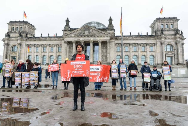 2020 Bilder des Jahres, News 02 Februar News Themen der Woche KW08 News Bilder des Tages Berlin, 19.02.2020 Aktivisten der internet-Petitionsplattform Change.org protestieren vor dem Bundestag für den Erhalt der Gemeinnützigkeit-Status und entsprechend Steuerbegünstigung für ihre Spende. Foto: Florian Boillot FlorianxBoillot