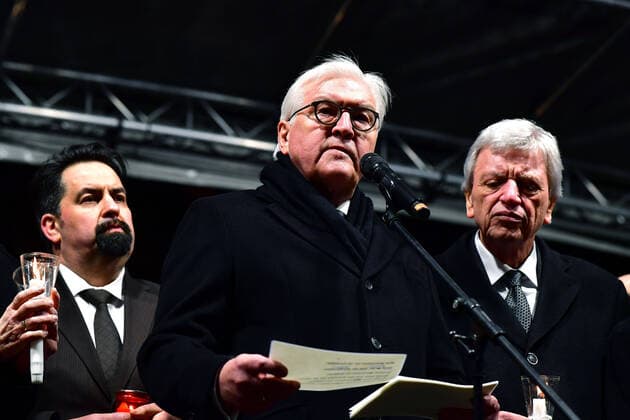 2020 Bilder des Jahres, News 02 Februar News Themen der Woche KW08 Bundespräsident besucht Hanau Vorsitzender des Zentralrats der Muslime Aiman Mazyek, links - Bundepräsident Frank-Walter Steinmeier, mitte - Ministerpräsident Volker Bouffier Bundespräsident Frank-Walter Steinmeier nimmt er an der Mahnwache der Stadt auf dem Hanauer Marktplatz teil und spricht dort Gedenkworte. Der Bundespräsident wird begleitet vom stellvertretenden Vorsitzenden des Ausländerbeirats der Stadt Hanau, Robert Erkan, und vom Vorsitzenden des Zentralrats der Muslime, Aiman Mazyek. An der Mahnwache auf dem Hanauer Marktplatz nimmt auch der Präsident des Zentralrats der Juden in Deutschland, Josef Schuster teil.