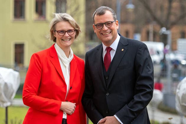 2020 Bilder des Jahres, News 02 Februar Für die kurzfristig abgesagte Bundeskanzlerin Angela Merkel hält Ministerin für Bildung und Forschung Anja Karliczek (CDU) die Festansprache. Hier wird sie vom designierter Leopoldina-Präsident Prof. Dr.Gerald Haug empfangen. Feier zur Amtsübergabe der Präsidentschaft und Übergabe der Amtskette durch Leopoldina-Präsident Prof. Dr. Jörg Hacker an den designierter Leopoldina-Präsident Prof. Dr.Gerald Haug Nationalen Akademie der Wissenschaften Leopoldina in Halle (Saale), Halle Saale Sachsen-Anhalt Deutschland
