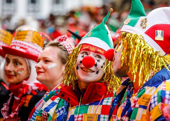 2020 Bilder des Jahres, News 02 Februar News Themen der Woche KW08 20.02.2020, Koeln, Rheinland, Nordrhein-Westfalen, Deutschland - Karneval in Koeln, an Weiberfastnacht wird auf dem Alter Markt traditionell der Strassenkarneval eroeffnet, der dann am Rosenmontag seinen Hoehepunkt findet, bunt kostuemierte Karnevalisten feiern vor der Buehne. Koeln Nordrhein-Westfalen Deutschland