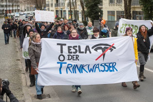 2020 Bilder des Jahres, News 02 Februar News Themen der Woche KW08 News Bilder des Tages Brandenburg Tesla Protest Mehrere hundert Menschen protestierten am Samstag den 22. Februar 2020 im brandenburgischen Erkner gegen den Bau der Tesla-Gigafactory gegen geplante Tesla-Gigafactory in Gruenheide. Sie forderten schadstofffreies und ausreichendes Trinkwasser, den Erhalt unserer Landschaft und Schutzgebiete, saubere Luft, den Schutz vor der Zunahme von Verkehrslaerm und dass Gruenheide und Umgebung auch in Zukunft als Naherholungsgebiet erhalten bleiben soll. Ein von Seen und Fluessen durchzogenes Waldgebiet ist der falsche Standort für eine Industrieansiedlung , so die Organisatoren der Demonstration. 22.2.2020, Erkner