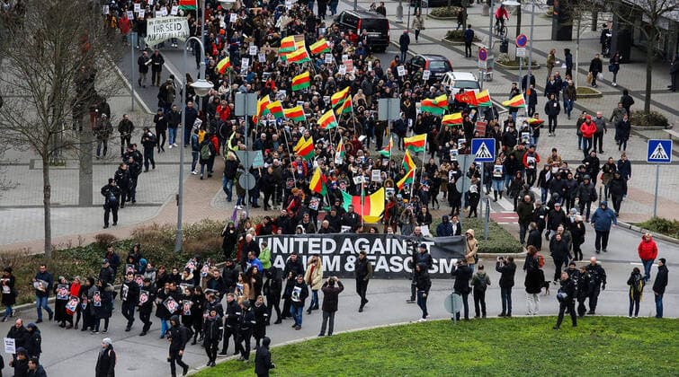 2020 Bilder des Jahres, News 02 Februar News Themen der Woche KW08 22.02.2020, xmgx, Lokal Hanau , Demonstration und Mahnwache nach Terror in Hanau Bluttat, Terror, Schiesserei, Mord, Tot , Gedenkfeier, Tobias R, Terrorist, Trauer, Hanau, Demonstation, Mahnwache v.l. Demo, Plakate, Fridays fot Future Hanau, Kundgebung Uebersicht, Hanau Hessen Deutschland (DE)