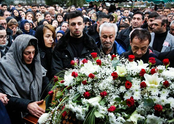2020 Bilder des Jahres, News 02 Februar News Themen der Woche KW09 News Bilder des Tages 24.02.2020, xmgx, Lokal Hanau Trauerfeier Ferhad Uenvar, Beerdignung Trauer Gaeste Friedhof v.l., Hanau Hessen Deutschland (DEU) Heinrich Heine Schule