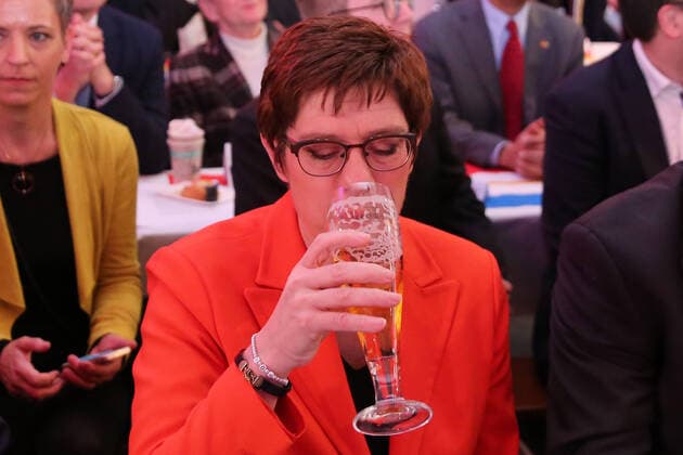 2020 Bilder des Jahres, News 02 Februar News Themen der Woche KW09 News Bilder des Tages 25. Politischer Aschermittwoch der CDU des Landes Mecklenburg Vorpommern am Mittwoch (26.02.2020) in der Hansestadt Demmin (Landkreis Mecklenburgische Seenplatte) mit der CDU-Bundesvorsitzenden, Annegret Kramp-Karrenbauer und dem Mitglied des CDU-Landesvorstands der CDU Mecklenburg-Vorpommern, Werner Kuhn. Bei der Veranstaltung im örtlichen Tennis- & Squash-Center rechnete die Union wieder mit den politischen Gegnern ab.