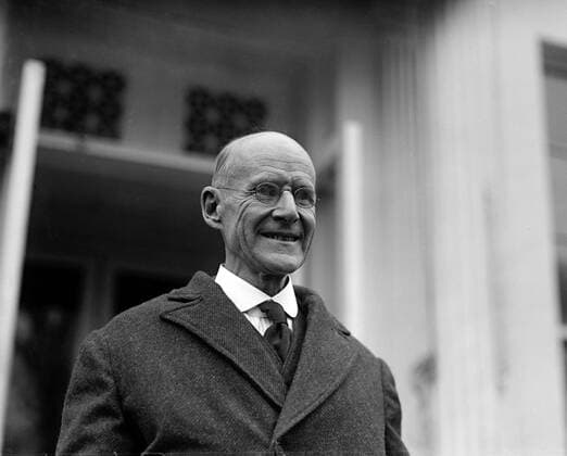 Eugene Debs leaving the White House after meeting Republican President Warren G. Harding, who commuted Debs Espionage Act of 1917 sentence to time served. December 26, 1921 Courtesy Everett Collection PUBLICATIONXNOTxINxCANxCHNxFRAxITAxJPNxNORxPOLxRUSxESPxUKxUSA Copyright: xCourtesyxEverettxCollectionx HCDLCGC EC470