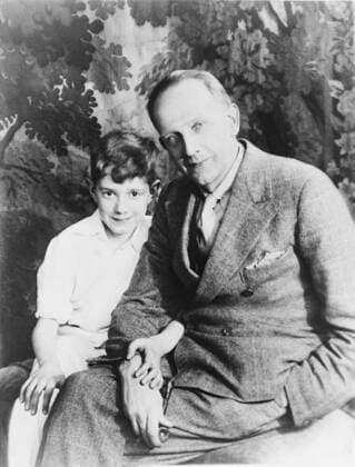A.A. Milne (1882-1956), the author of Winny the Pooh with his son, Christopher Robin (b.1920), on whom he based the character of the same name. Courtesy Everett Collection PUBLICATIONXNOTxINxCANxCHNxFRAxITAxJPNxNORxPOLxRUSxESPxUKxUSA Copyright: xCourtesyxEverettxCollectionx HISL004 EC145