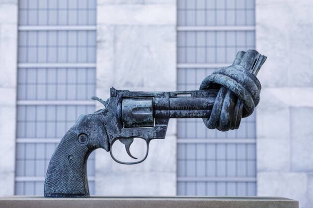 Symbolfoto: Skulptur non violence vor dem Hauptgebaeude der Vereinten Nationen. New York, 27.02.2020 New York United States Copyright: xThomasxTrutschelx