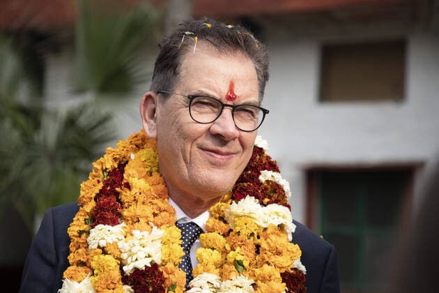 2020 Bilder des Jahres, News 02 Februar News Themen der Woche KW09 News Bilder des Tages Bundesentwicklungsminister Gerd Mueller, CSU, mit Ticka und Tempelgirlanden Marygold, nach der Begruessung im Multi Ashram - Bachpan Bachao Andolan in Indien, Neu-Delhi, 28.02.2020. Neu-Delhi Indien