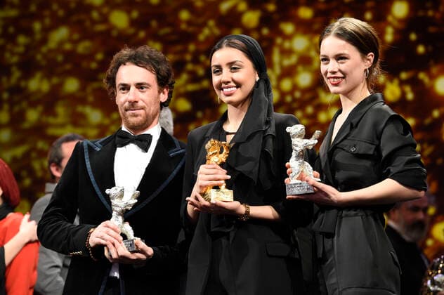 2020 Bilder des Jahres, Entertainment 02 Februar Entertainment Bilder des Tages Award Winners Elio Germano, Baran Rasoulof and Paula Beer pose at the closing ceremony during the 70th Berlin International Film Festival Berlinale 2020 at Berlinale Palace on February 29, 2020 in Berlin, Germany.