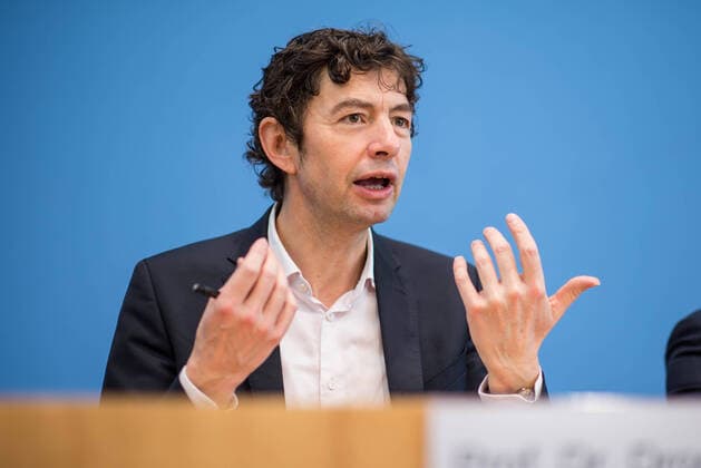 Bilder des Jahres 2020, News 03 März News Themen der Woche KW10 News Bilder des Tages Gesundheit Pressekonferenz Corona-Virus Pressekonferenz des Bundesgesundheitsministeriums zum Umgang mit dem sich weltweit ausbreitenden Coronavirus. Auf der Pressekonferenz informierten Expert*innen des Robert Koch-Institut, der Charite und dem Institut fuer Tropenmedizin ueber die Ansteckungsgefahr, den Verlauf und den Umgang der Gesellschaft mit dem Virus. Im Bild: Prof. Dr. Christian Drosten, Direktor Institut fuer Virologie, Charite Berlin. 2.3.2020, Berlin