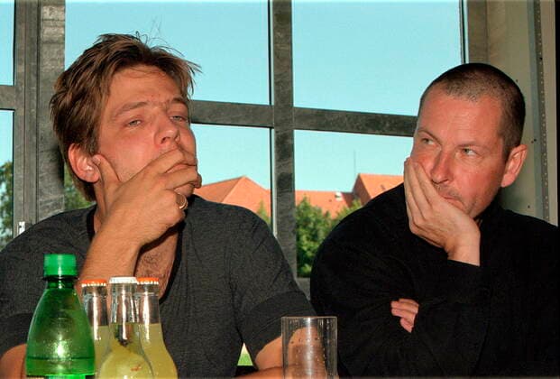 (ARKIV) To af de fire Dogmebroedre: (tv) Thomas Vinterberg og Lars Von Trier til pressemoede hos Nimbus Film i Avedoere onsdag 25. august 1999. Dogme 95 blev for 25 aar siden af mange affaerdiget som et af Lars von Triers pr-stunts, men blev en revolution, der satte dansk filmkunst paa verdenskortet. Det skriver Ritzau, torsdag den 12. marts 2020.. , KOEBENHAVN Denmark Copyright: BENTxMIDSTRUPx COP999 spdk20200312-152218-A