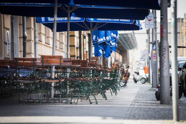 Bilder des Jahres 2020, News 03 März News Bilder des Tages Shutdown Corona Komplett leere Restaurants an der sonst so stark frequentierten Charlottenstrasse, direkt am Gendarmenmarkt. Shutdown-Corona in Berlin; Leere Strassen; Kaum Menschen; Stillstand; Stillstand Öffentliches Leben; Angst vor Ansteckung; Berlins Mitte leergefegt; Leergefegt; Ladenschliessungen; Umsatzeinbussen; Umsatzverluste. Berlin Berlin Deu