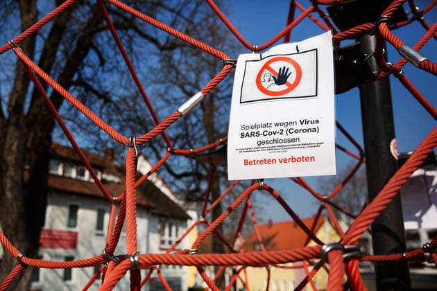 Bilder des Jahres 2020, News 03 März Spielplatzsperrung wegen Virus SARS-Cov-2 (Corona) geschlossen. Spielplatz in der Nürtinger Innenstadt. Betreten verboten des Spielplatzes. Spielplatzsperrung wegen Virus SARS-Cov-2 (Corona) geschlossen. Spielplatz in der Nürtinger Innenstadt. Betreten verboten des Spielplatzes.