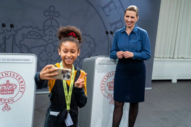 Bilder des Jahres 2020, News 03 März News Bilder des Tages Boernerapporter Emilia Ousmane Ionesco fra Boerneavisen. Statsminister Mette Frederiksen (S) holder boerne-pressemoede, hvor hun svarer paa spoergsmaal fra boern om coronavirus og COVID-19 fredag den 20. marts 2020. Den svaereste beslutning var at lukke Danmark foer andre lande, siger statsministeren til boernereporter, der ogsaa spurgte til udgangsforbud, som ikke blev afvist. Det skriver Ritzau, fredag den 20. marts 2020.. , Denmark Copyright: MartinxSylvestx COP777 spdk20200320-154110-L