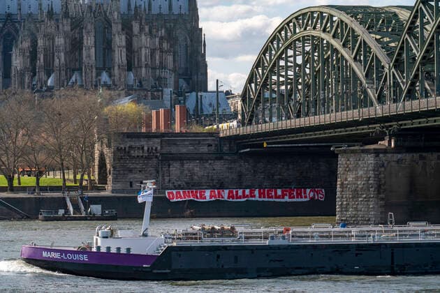 Bilder des Jahres 2020, News 03 März Auswirkungen der Coronavirus Krise, Danke-Banner am Rheinufer, Hohenzollern Brücke, Köln, Deutschland, Corona Krise