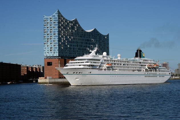 Hamburg der 22.03.2020 (Archivbild) Das ZDF Traumschiff MS Amadea von Phoenix Reisen befindet sich auf dem Rückweg nach Deutschland. Ein in dieser Zeit geplanter Seriendreh für die ZDF Serie Das Traumschiff musste wegen dem Cornavirus abgesagt werden. Eigentlich sollte das Kreuzfahrtschiff vor Südamerika kreuzen, fand aber keinen Hafen den das Schiff anlaufen konnte. Jetzt wird es in ca. zwei Wochen Bremerhaven anlaufen und den Atlantik passieren. Das Traumschiff darf wegen Corona nicht anlegen - Dreh abgebrochen - Rückreise nach Deutschland, Hamburg-St. Pauli Hamburg Deutschland