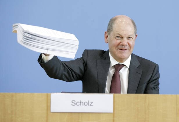 Bilder des Jahres 2020, News 03 März News Themen der Woche KW13 News Bilder des Tages Bundesfinanzminister Olaf Scholz, SPD, spricht in der Bundespressekonferenz zum Nachtragshaushalt 2020 und die Reaktion auf die Corona-Krise. Hier haelt er einen Aktenstapel mit den neunen Gesetzen in die Kamera. Berlin, 23.03.2020 Berlin Deutschland