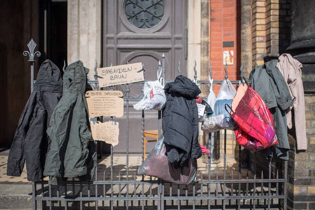 Bilder des Jahres 2020, News 03 März News Themen der Woche KW13 News Bilder des Tages Bekleidung am Spendenzaun an der Zionskirche in Berlin-Mitte (Foto vom 24.03.2020). In ganz Deutschland entstehen derzeit sogenannte Spenden- oder Gabenzaeune fuer Obdachlose. Die Menschen werden dazu aufgerufen, in Plastiktueten verpackte Lebensmittel, Hygieneartikel oder Kleiderspenden an die Zaeune zu haengen, damit sich auf der Strasse lebende oder arme Menschen dort versorgen koennen. Wegen der Corona-Pandemie haben viele soziale Einrichtungen wie Tafeln, Nachtcafes und Suppenkuechen aus Infektionsschutzgruenden mittlerweile geschlossen. (Siehe epd-Meldung vom 24.03.2020) Gabenzaeune fuer Obdachlose in ganz Deutschland